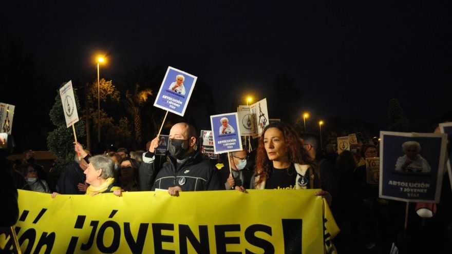 Cientos de murcianos se manifiestan por la absolución de los 'Jóvenes de las Vías': "¡Yo estaba allí y también soy inocente!"