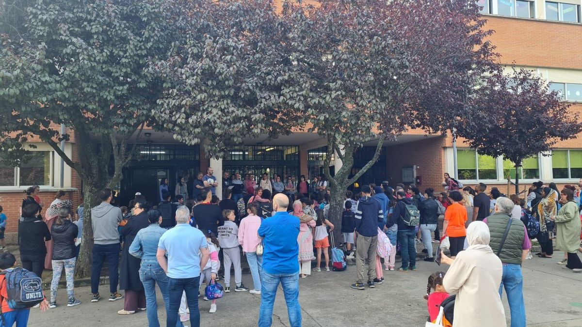 Un colegio de Logroño se suma a retrasar el uso del móvil entre el alumnado creando unos 'pactos de familia'