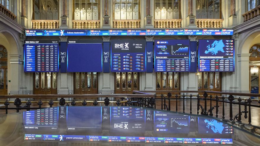 Archivo - Varios paneles del Ibex 35 en el Palacio de la Bolsa, a 1 de septiembre de 2023, en Madrid (España).