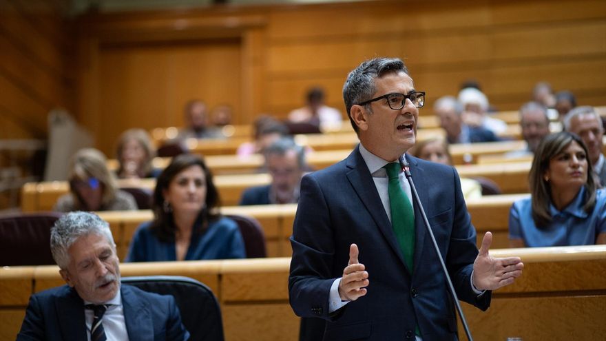 El ministro del Interior, Fernando Grande-Marlaska (i) y el ministro de la Presidencia, Relaciones con las Cortes y Justicia, Félix Bolaños (d), durante una sesión plenaria en la Cámara Alta, a 17 de septiembre de 2024, en Madrid (España).