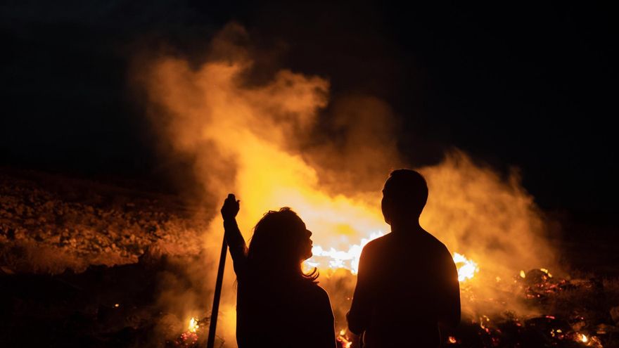 Celebración de la noche de San Juan junto a una hoguera en las inmediaciones de la localidad de Lajares, en La Oliva (Fuerteventura).