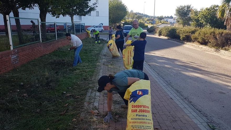 Grupos de voluntarios limpian y desbrozan espacios públicos de Alburquerque (Badajoz)