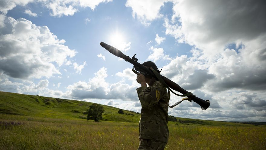 Imagen de archivo de un combatiente del Batallón Azov carga un lanzacohetes RPG. EFE/ Orlando Barría