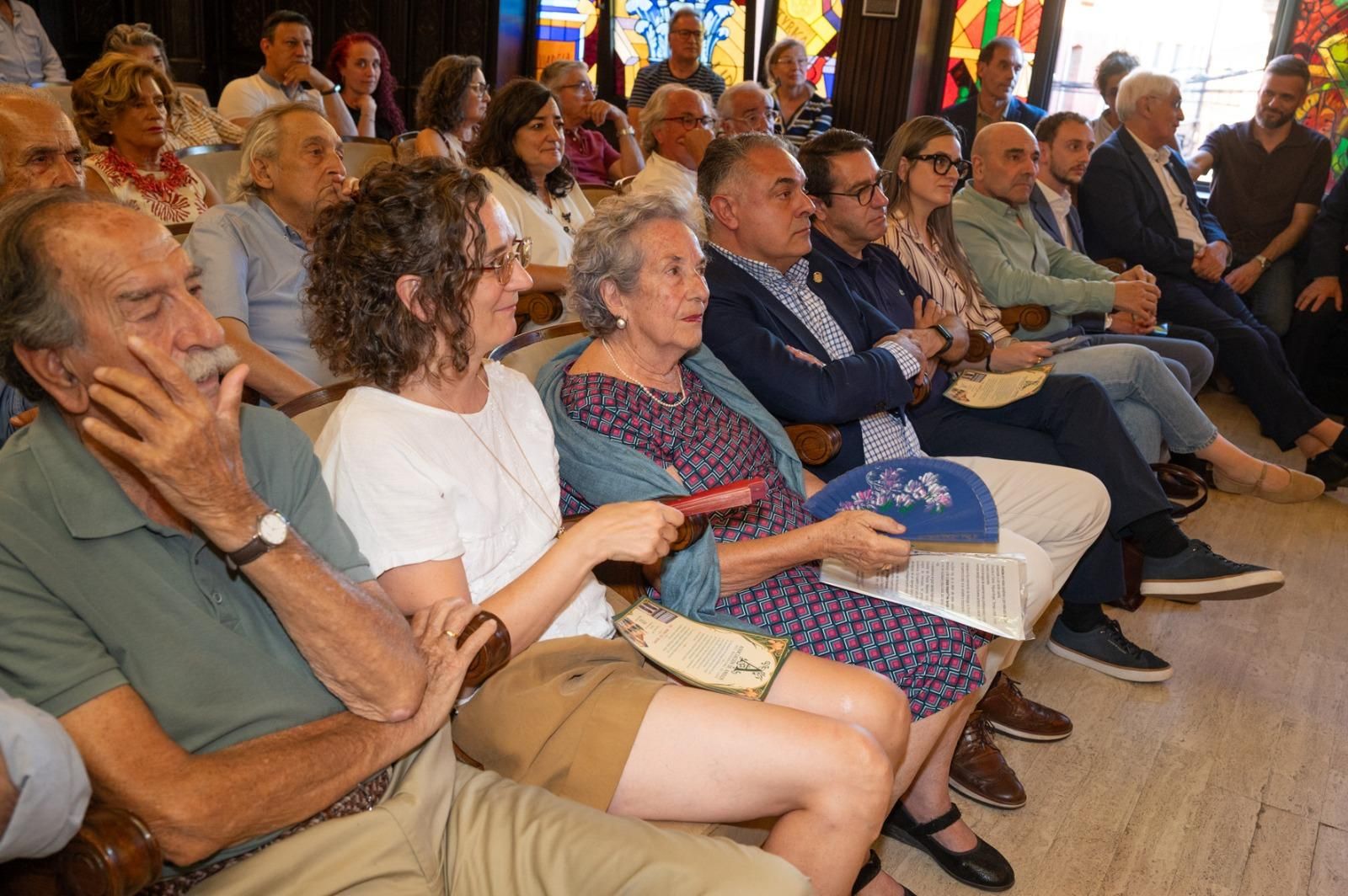 Protagonistas y público en el reconocimiento a María Jesús Alonso Gavela en el Ayuntamiento de Astorga.