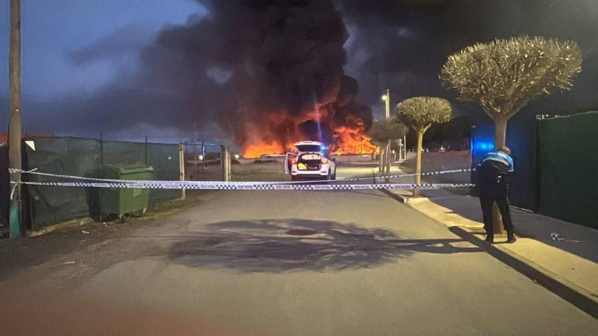 El incendio de una nave de neumáticos y plásticos en La Bañeza provoca una nube tóxica
