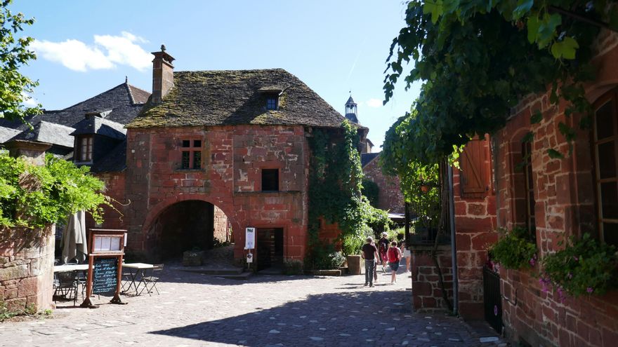 El pueblo medieval que cambia de color en verano: las claves para visitarlo en una escapada