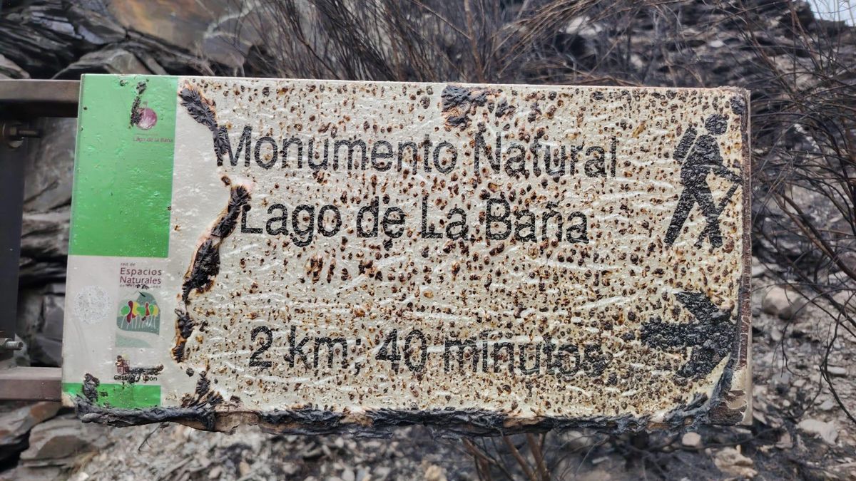 Señal del Lago de la Baña después de los incendios de este pasado verano de 2025.
