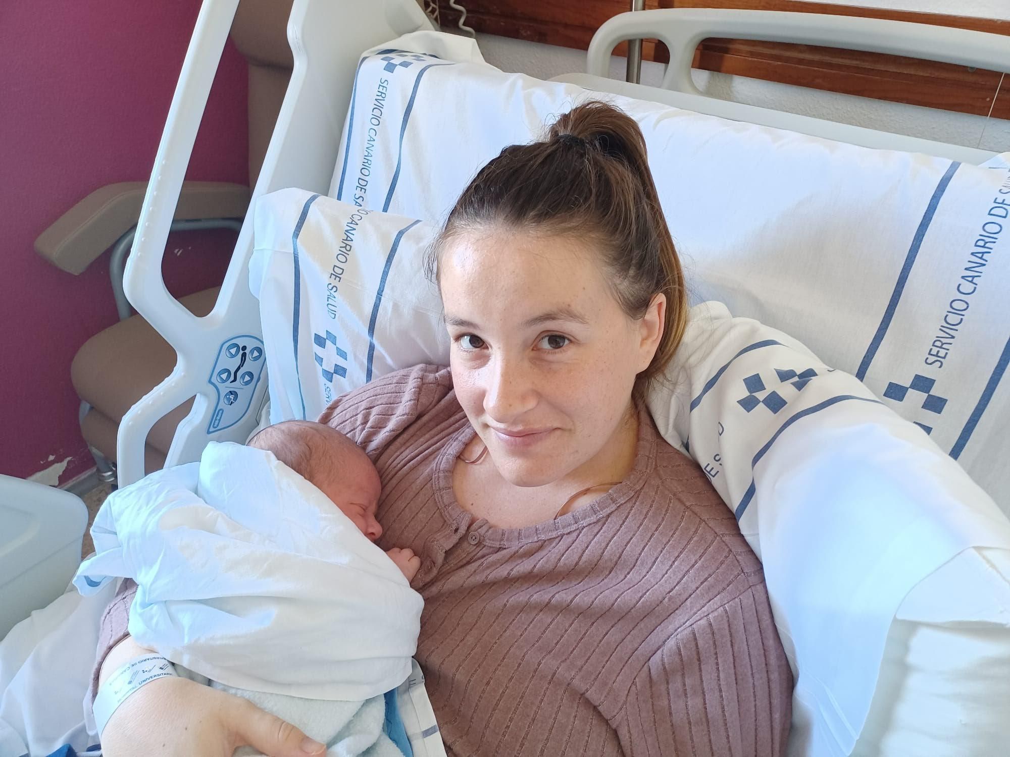 En la imagen, la  niña junto a su madre en el Hospital Materno Infantil de Gran Canaria.