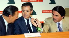 José María Aznar y Miguel Blesa, con el ministro de Finanzas de Brasil, Pedro Malán, en la clausura de un encuentro financiero Internacional en Madrid, en julio de 2002.