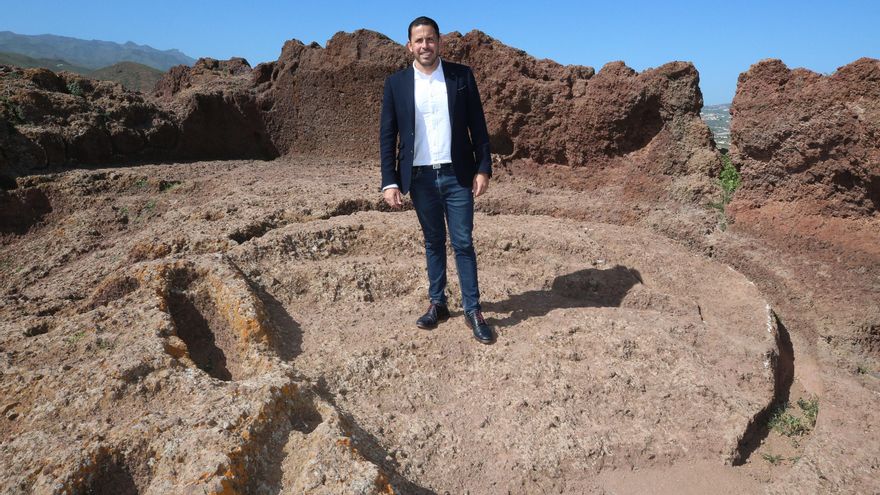 Héctor Suárez, concejal de Patrimonio Histórico y vicealcalde de Telde, es el responsable político que impulsa la creación del parque arqueológico de Cuatro Puertas. Posa junto al almogarén
