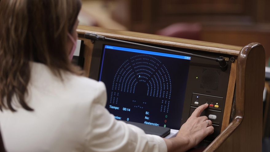La vicesecretaria general del PSOE y portavoz del Grupo Parlamentario Socialista en el Congreso, Adriana Lastra, durante la votación del decreto ley de medidas urgentes para reducir la temporalidad en el empleo público, en una sesión plenaria en el Congreso de los Diputados, a 21 de julio de 2021, en Madrid (España).