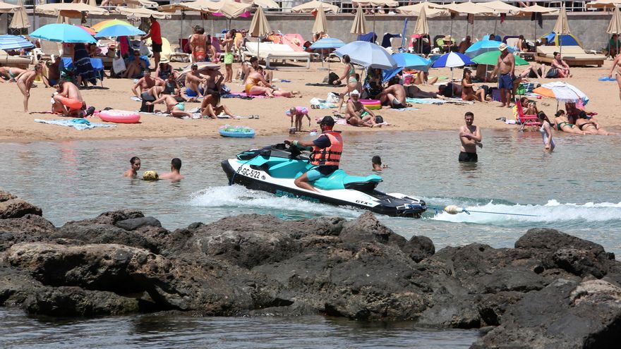 Atropellos en el mar: la difícil convivencia entre bañistas, barcos y motos de agua en las playas de Canarias