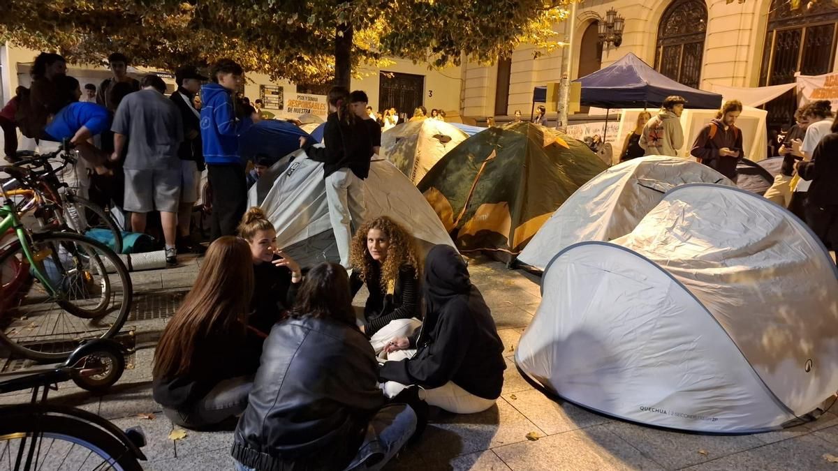 La ordenanza cívica de Zaragoza entra en vigor este viernes: cómo afecta a la acampada de la plaza de España