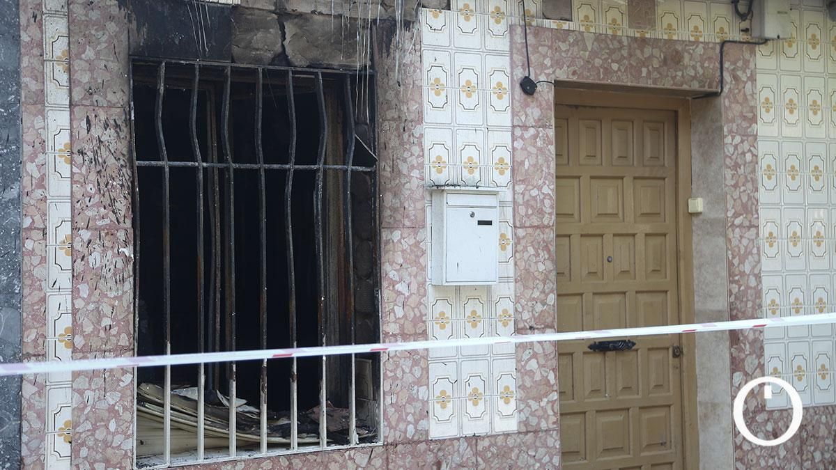 Incendio en la calle Funcionario Lázaro Navajas en el barrio de Cañero