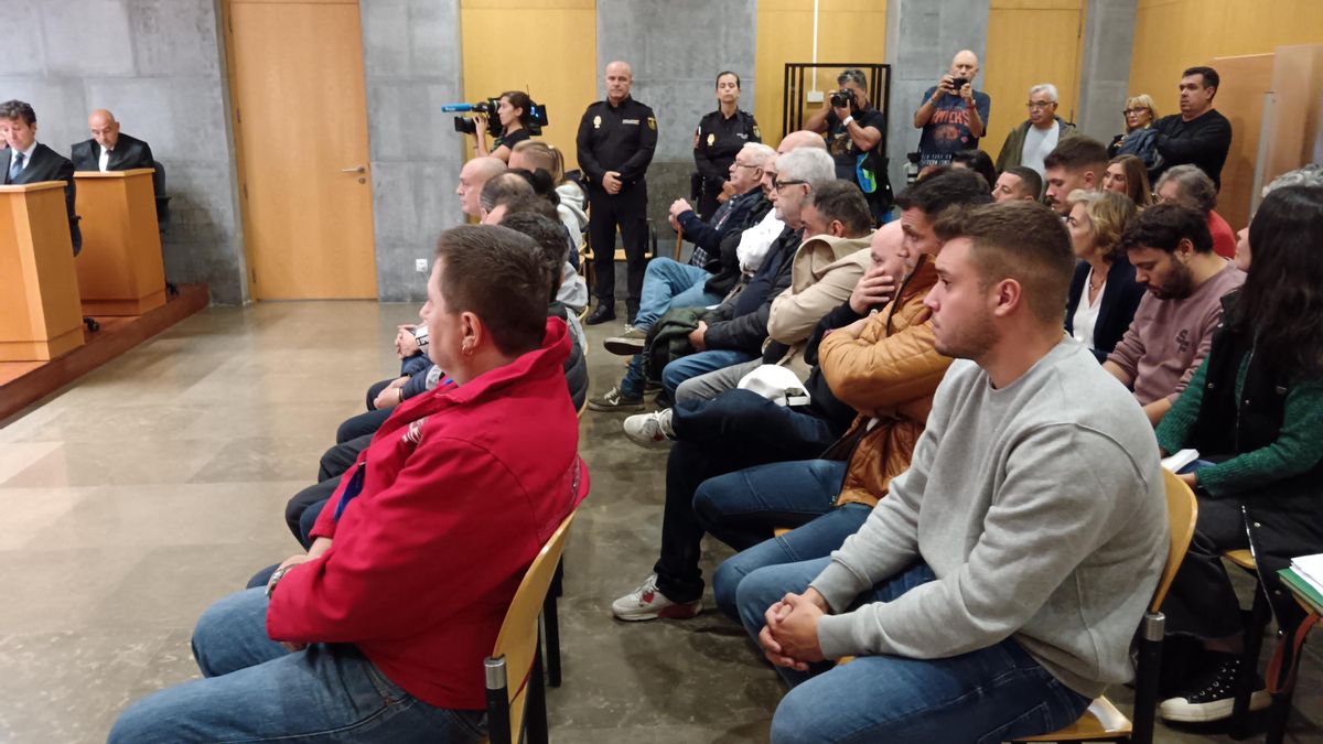 Laureano Oubiña, en la segunda fila, en el banquillo con otros acusados en la sala de audiencias de la Sección Segunda.