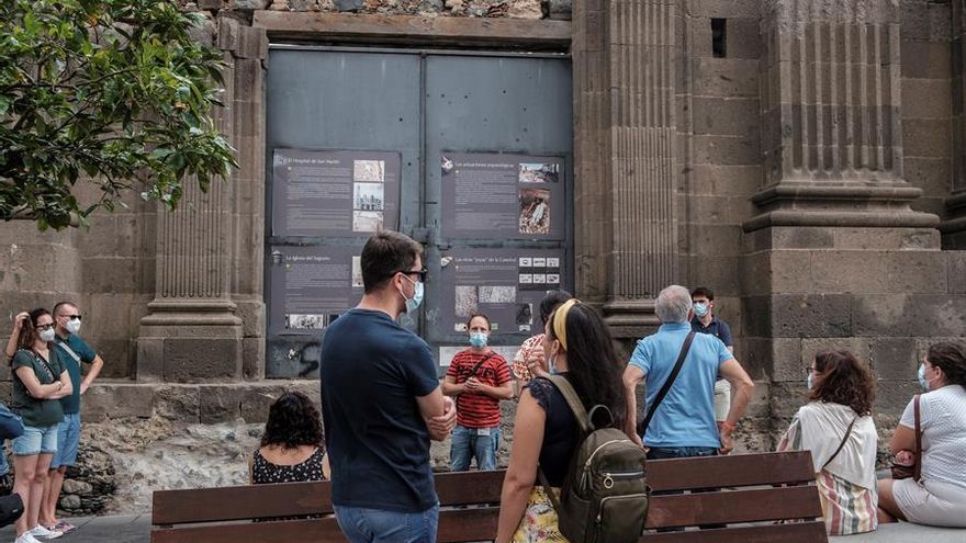 Un guía orienta a un grupo de turIstas junto la catedral de Santa Ana, en Las Palmas de Gran Canaria.