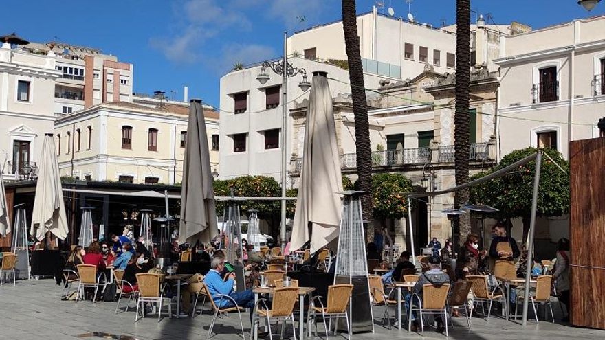 Los bares y restaurantes de Extremadura podrán abrir hasta la 1 de la madrugada desde el viernes