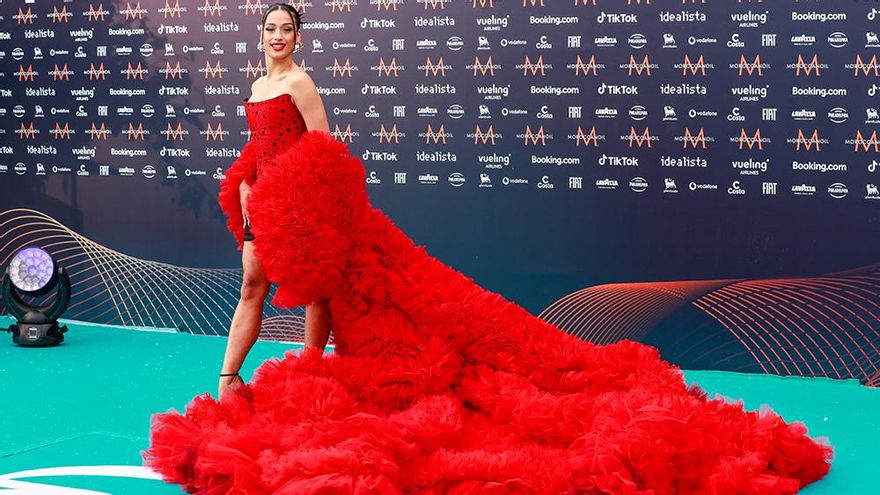 Chanel deslumbra en la Alfombra Turquesa de Eurovisión 2022, con reacción viral de la sueca Cornelia Jakobs
