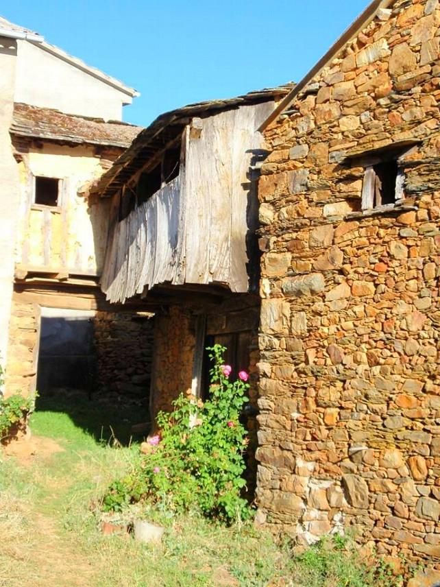 Aspecto de la calle de Villar, que no tiene salida, en la que se ejecutó el pavimento.