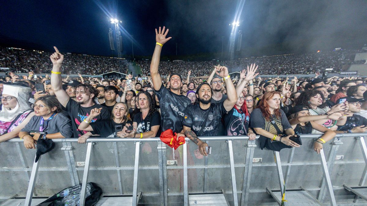 El público del auditorio Miguel Ríos, en Rivas Vaciamadrid, durante el primer concierto de Linkin Park este martes, 23 de junio
