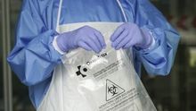 Un sanitario de Osakidetza, con una muestra de COVID-19