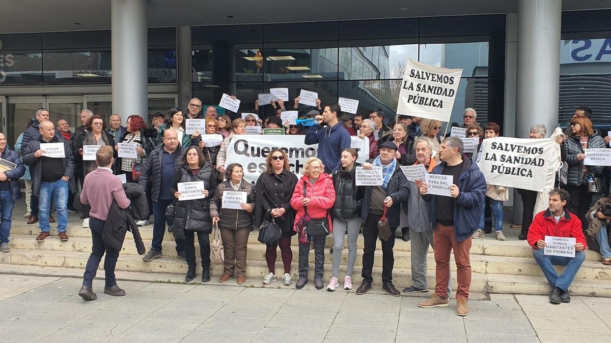 Los alcaldes de Lobera de Onsella, Urriés, Isuerre y Sofuentes y el presidente de las Cinco Villas, Santos Navarro, junto a unos 70 vecinos de la zona en la protesta frente a la consejería de Sanidad para reclamar la mejora de la asistencia sanitaria