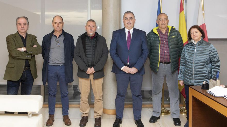 El Consejero De Fomento, Ordenación Del Territorio Y Medio Ambiente, Roberto Media, Se Reúne Con El Presidente De AMA, Antonio Vilela