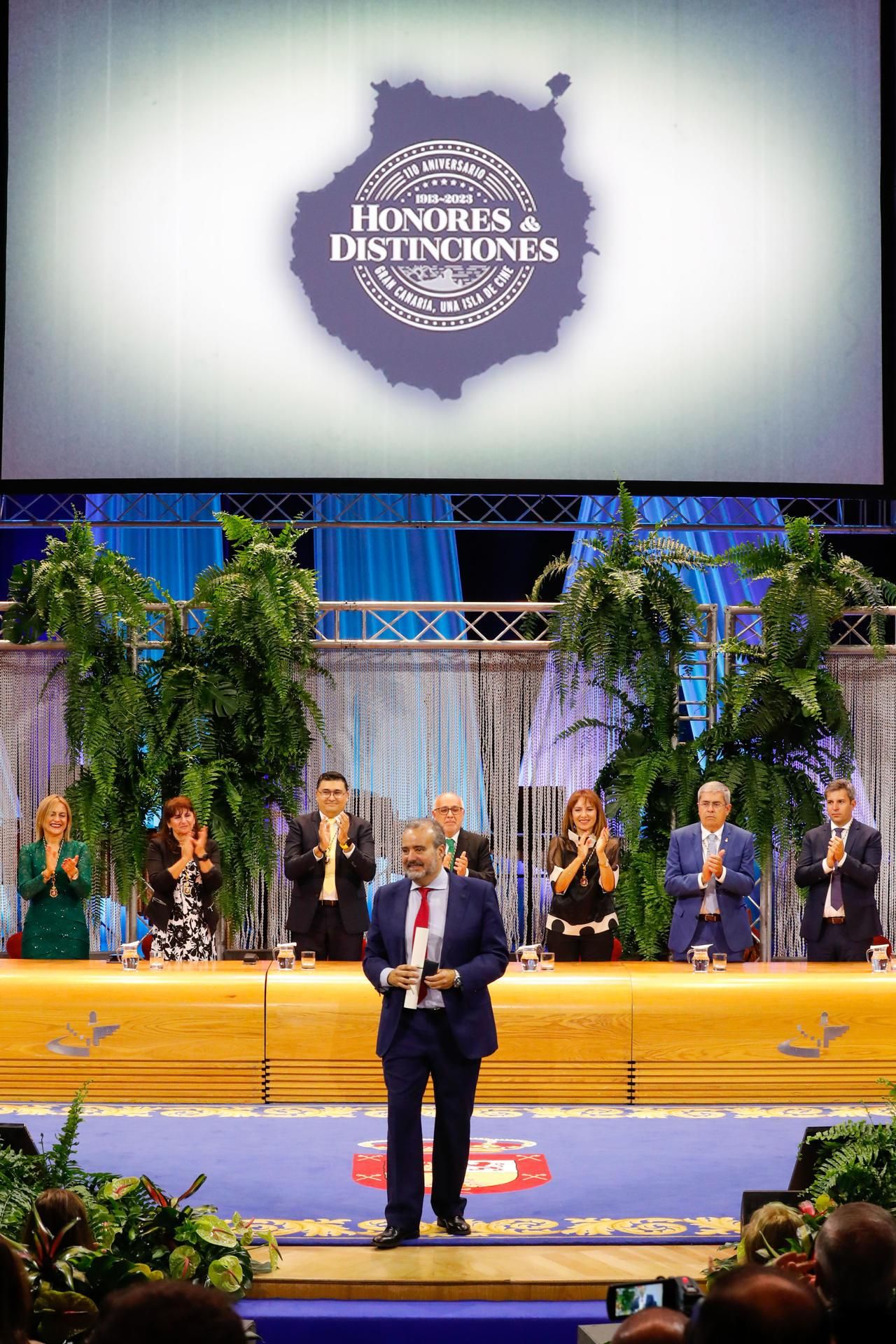 En la imagen, Rafael Robaina en el momento de recoger la distinción