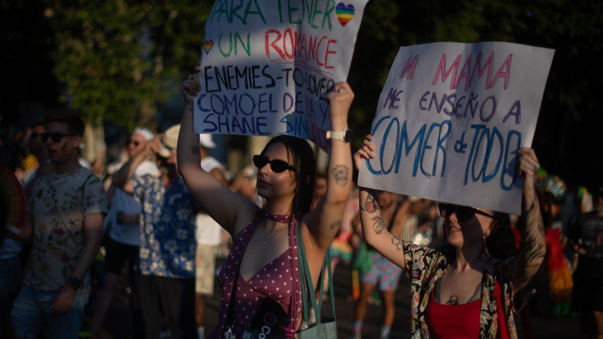 Dos jóvenes con pancartas en la manifestación.