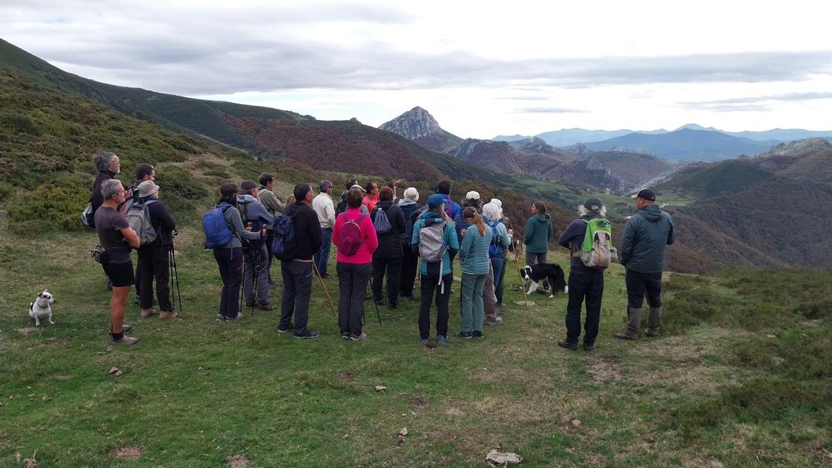 Vecinos de Liébana, Campoo, Polaciones y Cervera de Pisuerga acuden a la marcha contra la carretera Reinosa-Potes