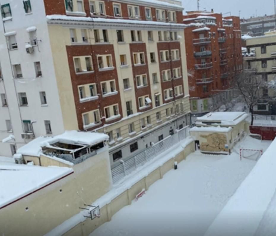 Imagen del patio del Claudio Moyano durante la nevada, con el edificio agrietado abajo a la izquierda