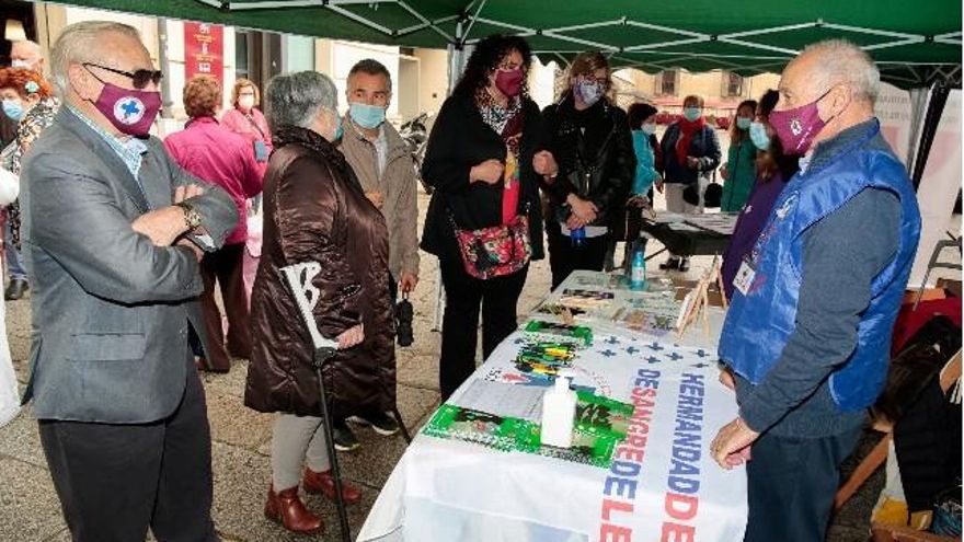 La concejala de Bienestar Social del Ayuntamiento de León, Vera López, visita la IX Feria del Voluntariado en León. / Campillo / ICAL