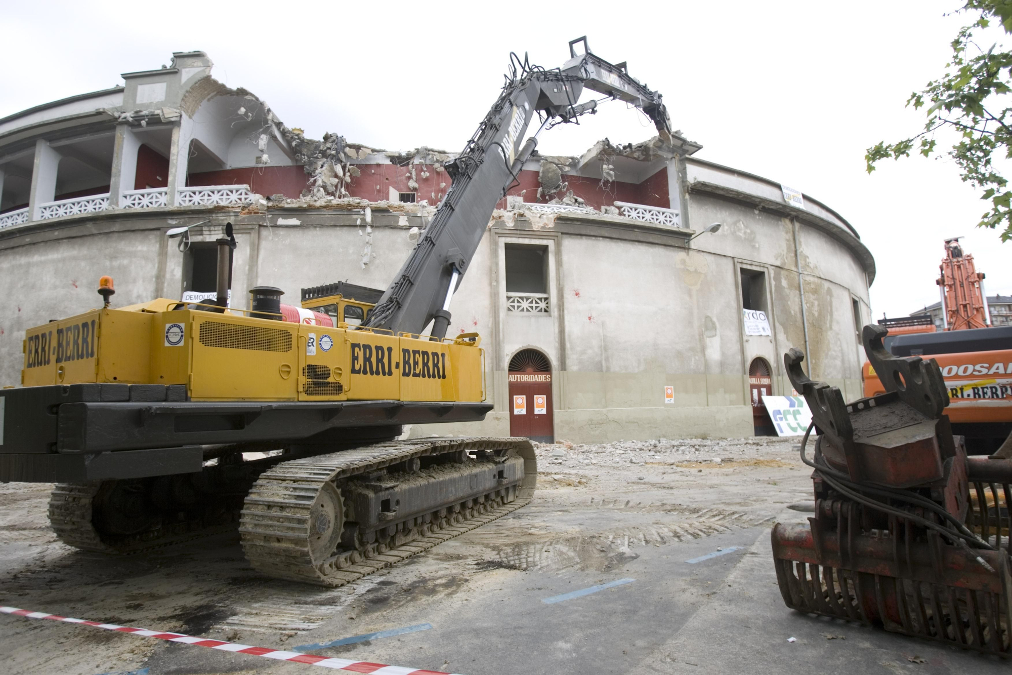 Una máquina derriba el exterior de la vieja plaza