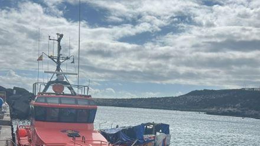 Localizado un cayuco con 119 personas, entre ellas cuatro menores, cerca de El Hierro