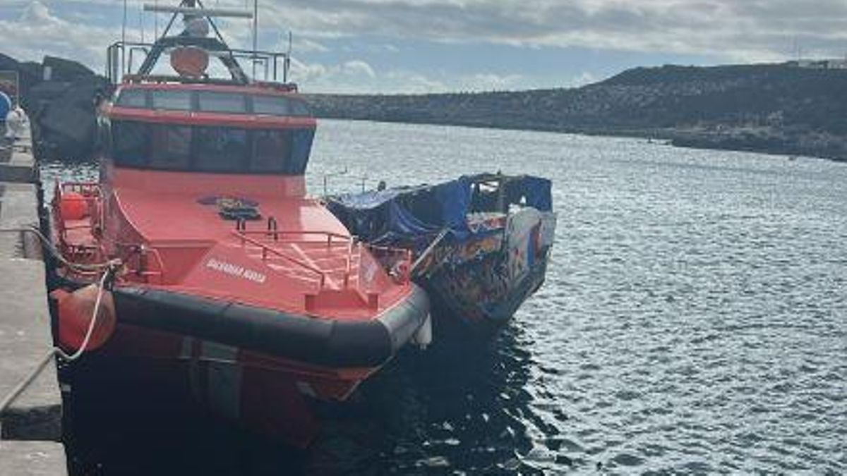 Salvamento traslada un cayuco con 119 personas, entre ellos cuatro menores, localizado cerca de El Hierro