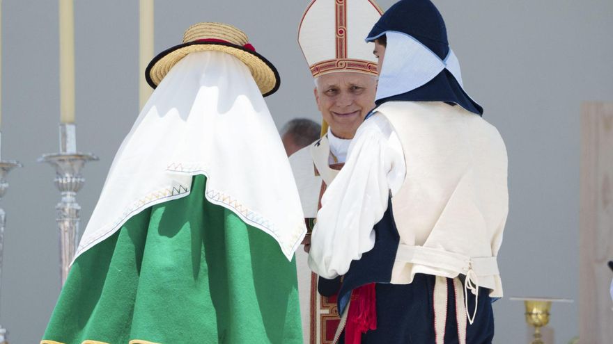El Papa, ante dos 'magos' en la misa en Santa Cruz de Tenerife.