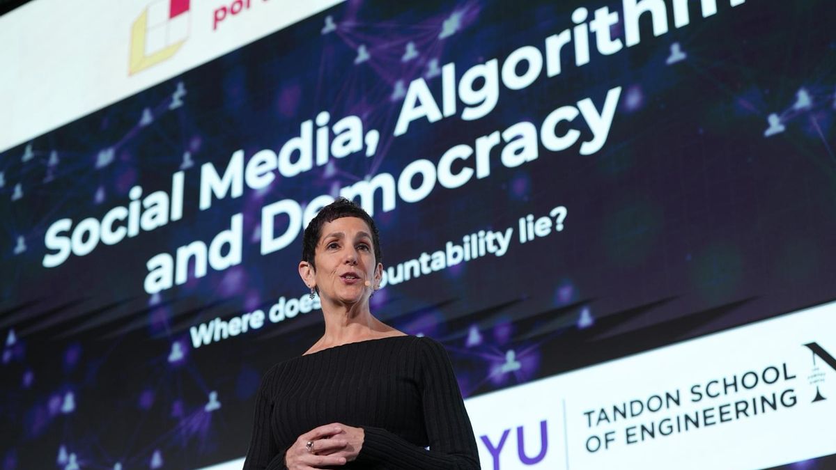 Yaël Eisenstat, en su charla en el I Encuentro por los Derechos Digitales