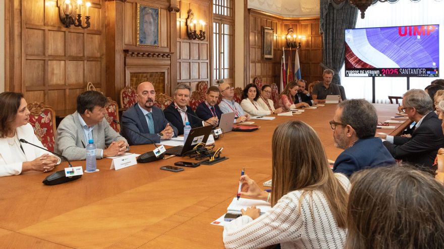 El consejero de Salud, César Pascual, inaugura el 'Encuentro sobre Políticas Sanitarias y Estado de las Autonomías' en la UIMP.