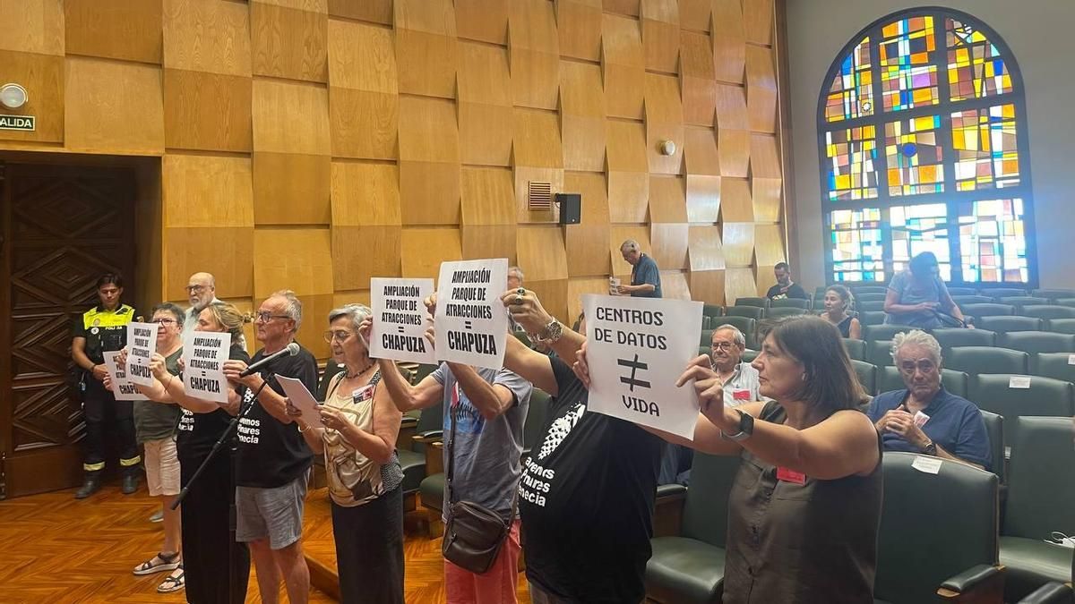 La alcaldesa de Zaragoza paraliza el pleno y el PP salva al "concejal en la sombra" con el voto de la tránsfuga de Vox