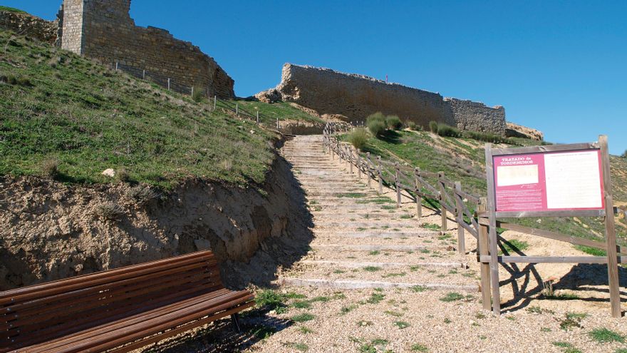 Aunque está en Valladolid, desde este castillo construido en el siglo XII se puede ver la cornisa cantábrica