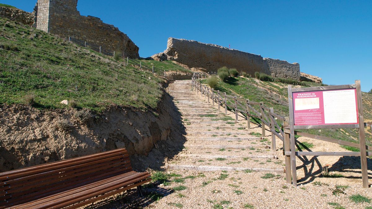 Aunque está en Valladolid, desde este castillo construido en el siglo XII se puede ver la cornisa cantábrica