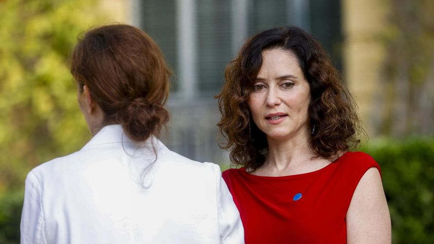 La presidenta del Gobierno madrileño, Isabel Díaz Ayuso, y la ministra de Sanidad, Mónica García, tras saludarse este viernes en el Palau de Pedralbes, en Barcelona.