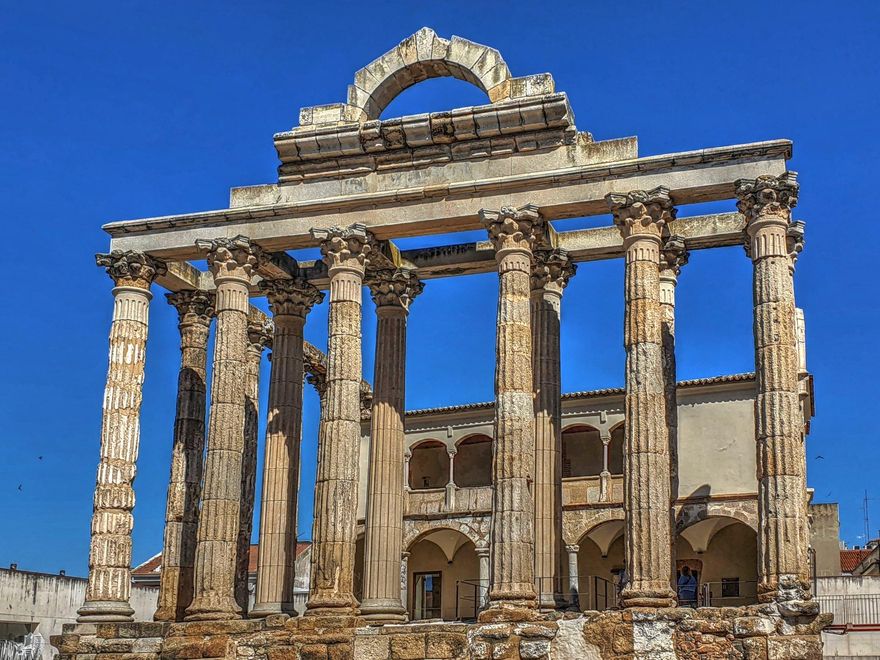 El espectacular Templo de Diana de Mérida. Detrás de las columnas puede verse la casona de Los Cobos.