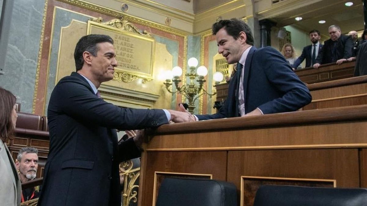 Pedro Casares saluda a Pedro Sánchez en el Congreso de los Diputados. | ARCHIVO