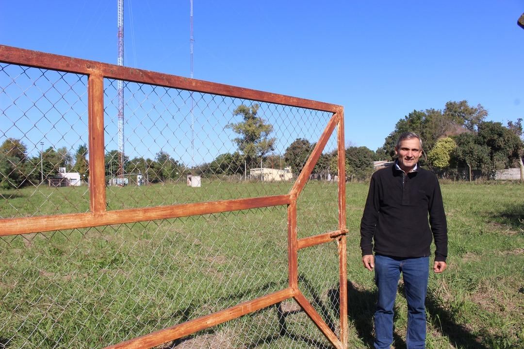 El veterinario Fabio Toranza posee una instalación propia en su tambo y muestra el terreno en el que se instalará el parque solar de Ataliva.