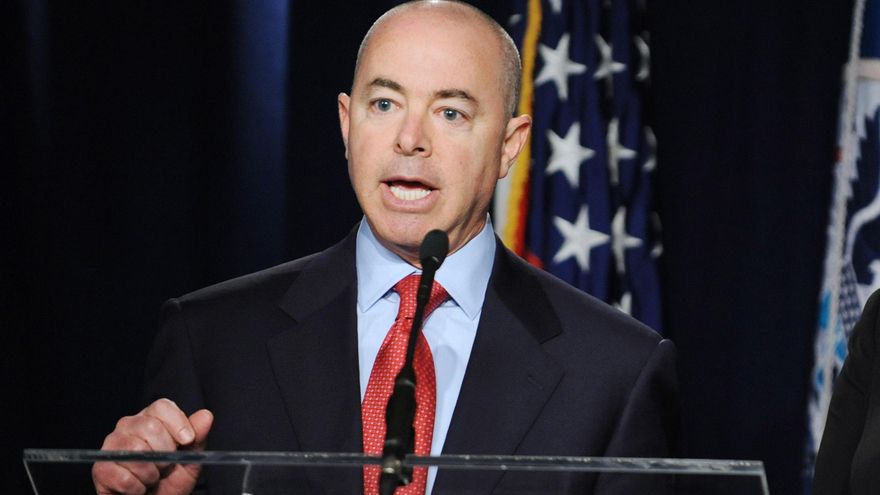 El Gobierno de Biden defiende su gestión migratoria ante la crisis en la frontera