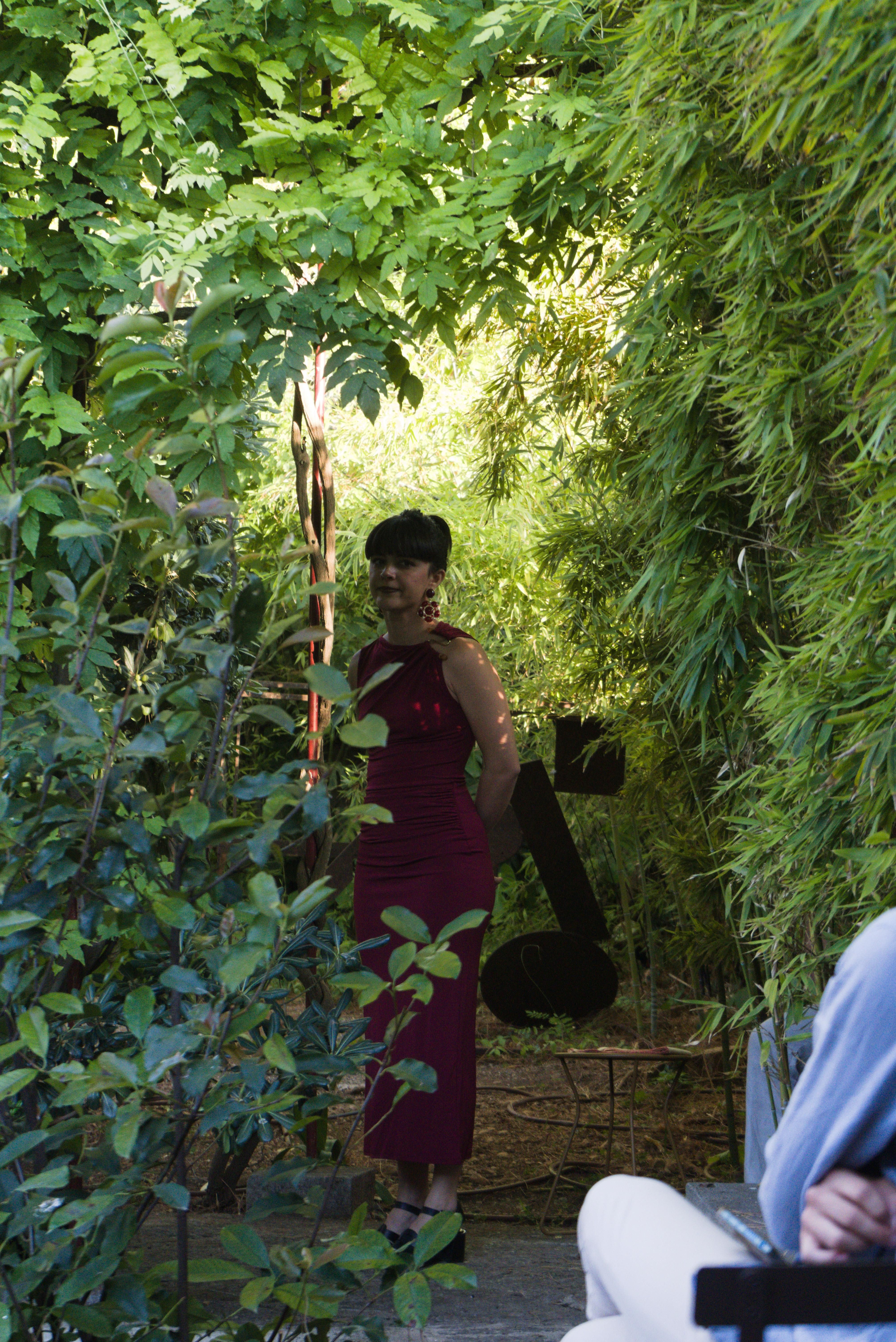 Clara Fiol, amagada entre la mala herba preparada per sortir a actuar