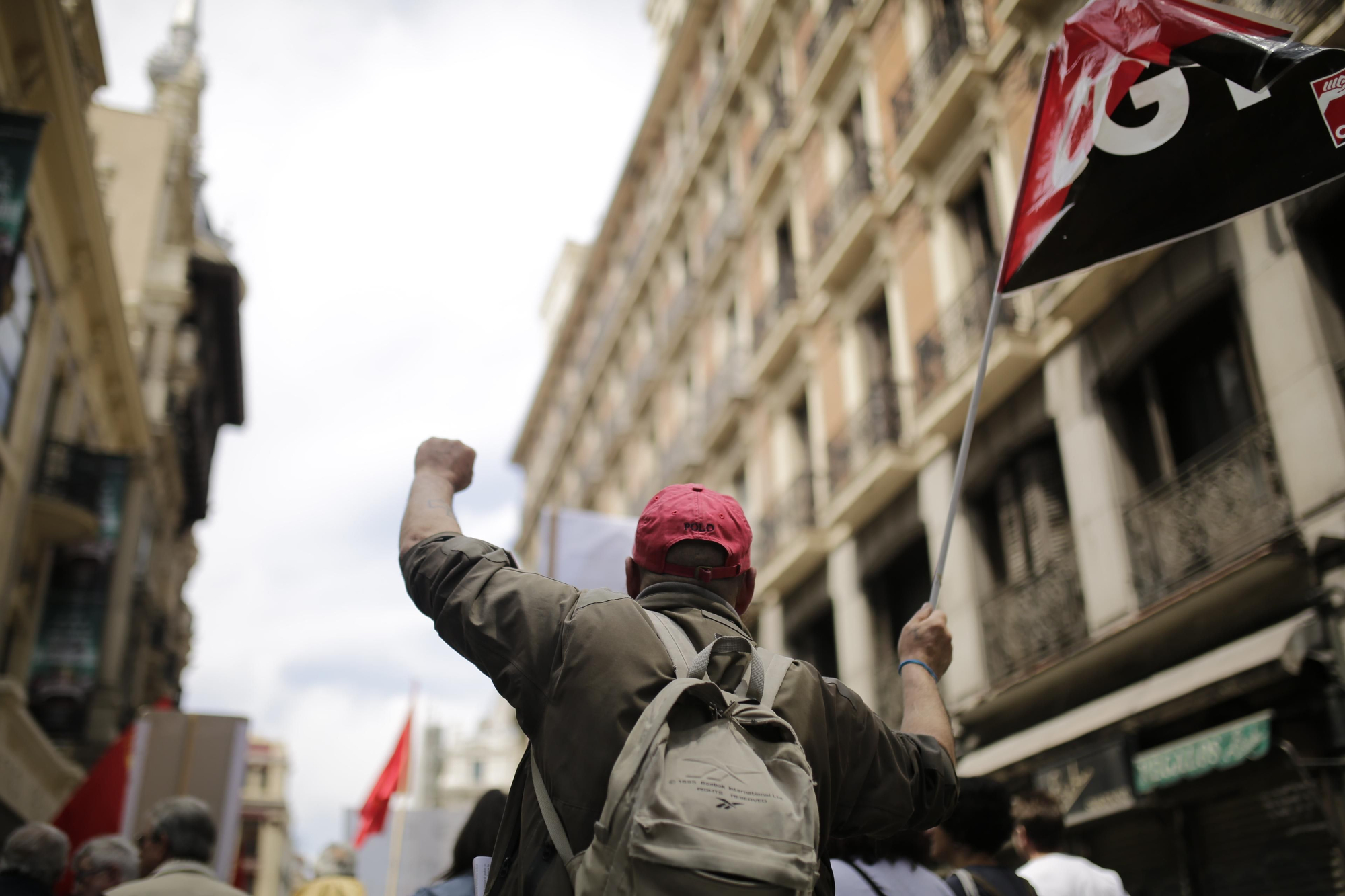 Un manifestante de CGT en la marcha del Día del Trabajo en Madrid, este 1 de Mayo.