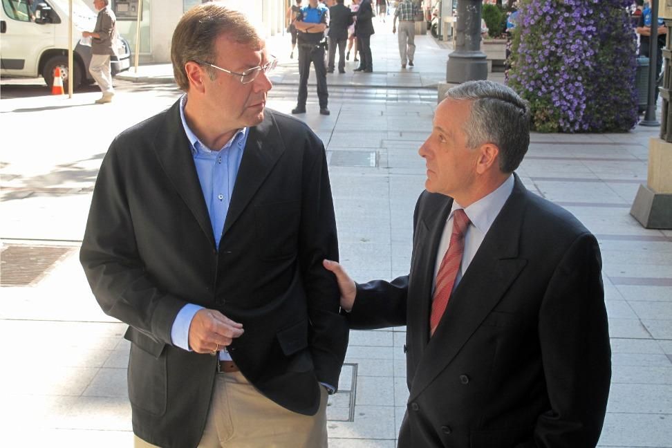 El alcalde Emilio Gutiérrez (d) y el entonces consejero de Fomento de la Junta, y luego sucesor del primero, Antonio Silván, prometieron el ramal urbano de Feve.