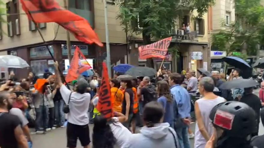 Decenas de personas protestan frente a la sede de Junts en Barcelona por su rechazo a los decretos de vivienda
